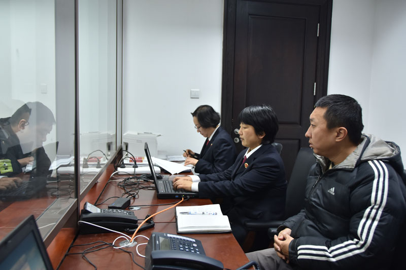 6检察官与记者在信访室接待当事人