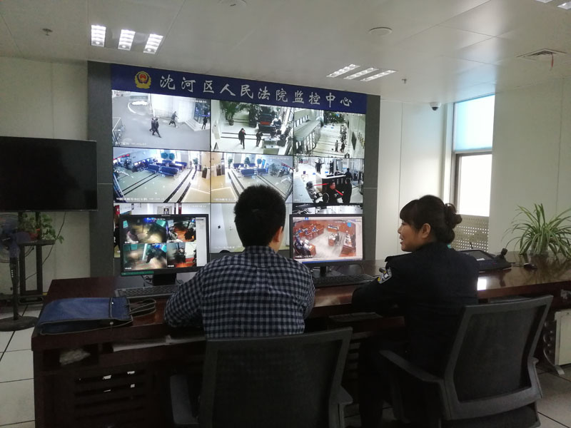 值班法警向记者介绍各个监控分屏的情况