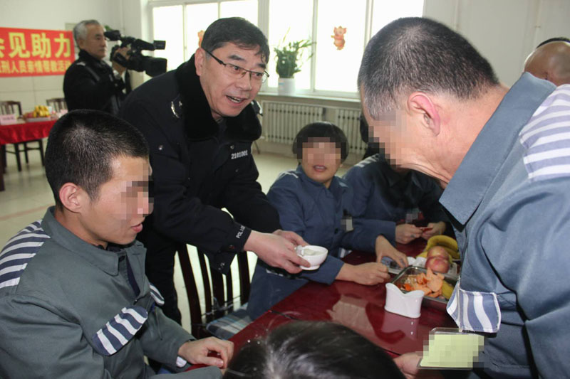 监狱领导与服刑人员一起吃元宵