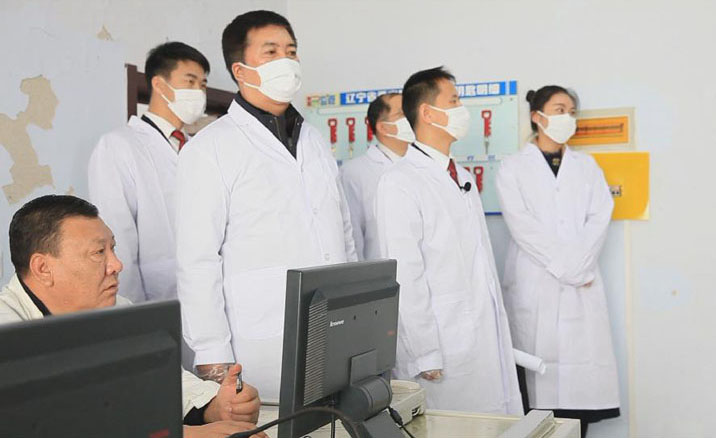 记者（右一）同检察组进监区检察