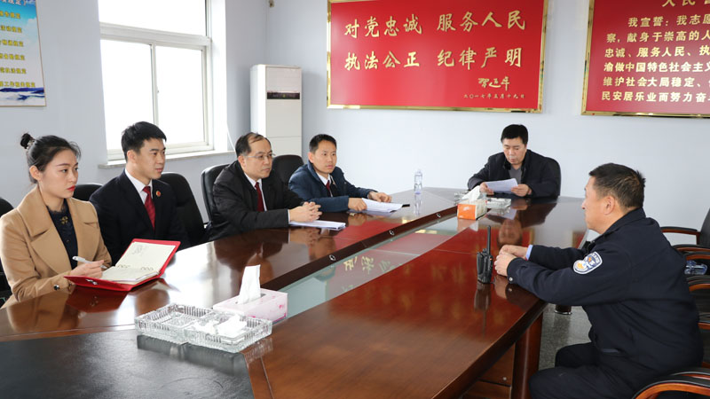 看守所工作人员向检察组讲解进入监区注意事项