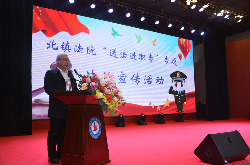 魏巍在为同学们讲课