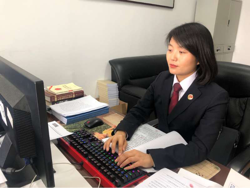 李昕一边阅卷一边制作审查报告