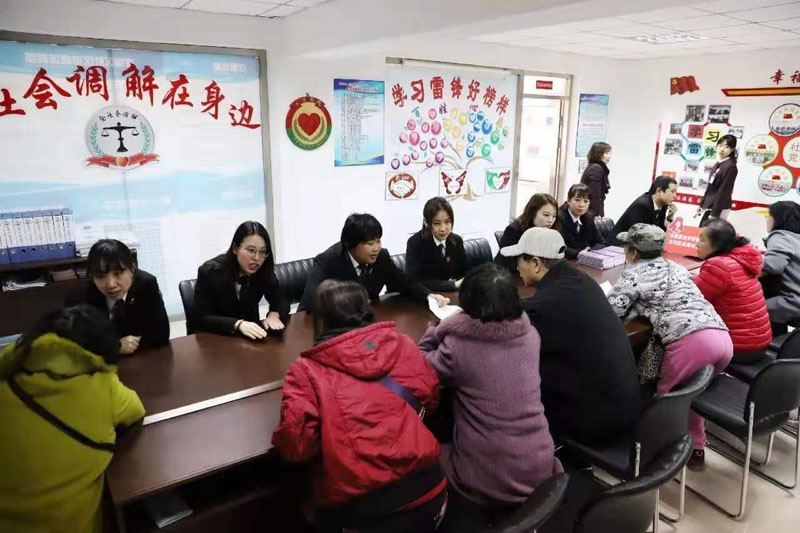 志愿者们为群众解答法律咨询