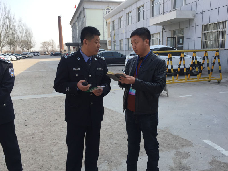 刘士明向记者介绍工作情况