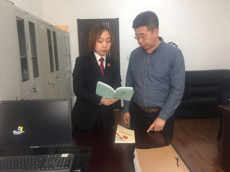 检察官给记者（右）讲解办理未成年人犯罪案件的流程