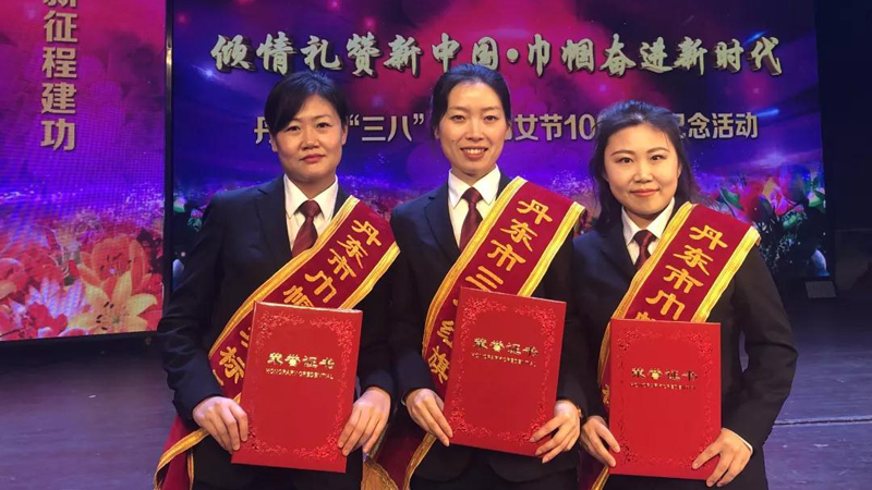 从左往右依次是李晓菲、邹慧姝、陈曙光