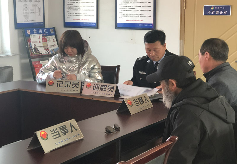李家新（左二）调解村民纠纷，记者（左一）认真记录