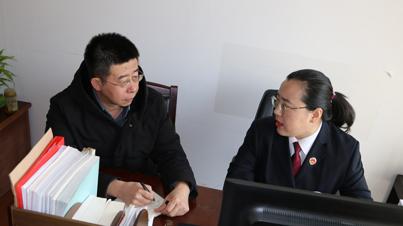 解姗姗向记者介绍办案事情