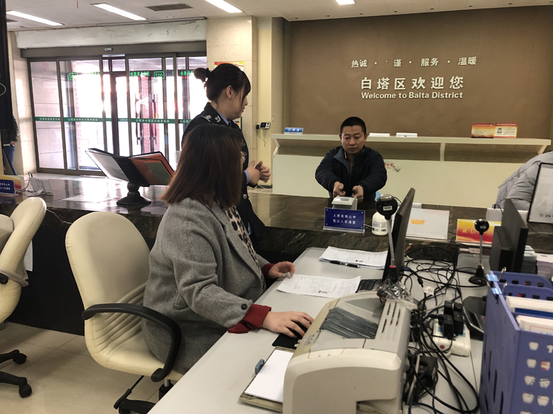 记者为办事群众录指纹