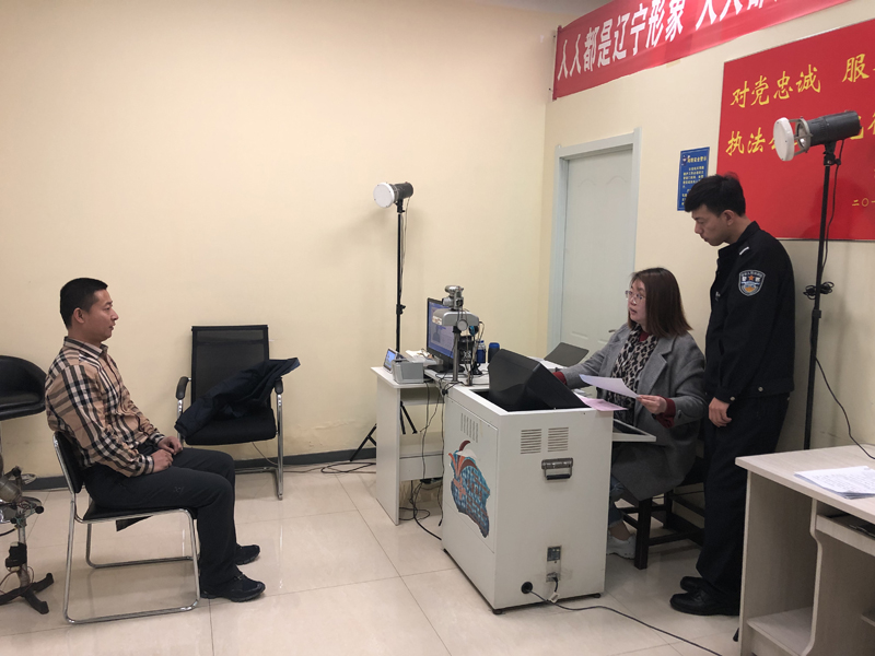 记者为办事群众拍证件照