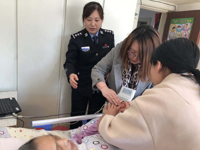 记者为卧床老人录指纹