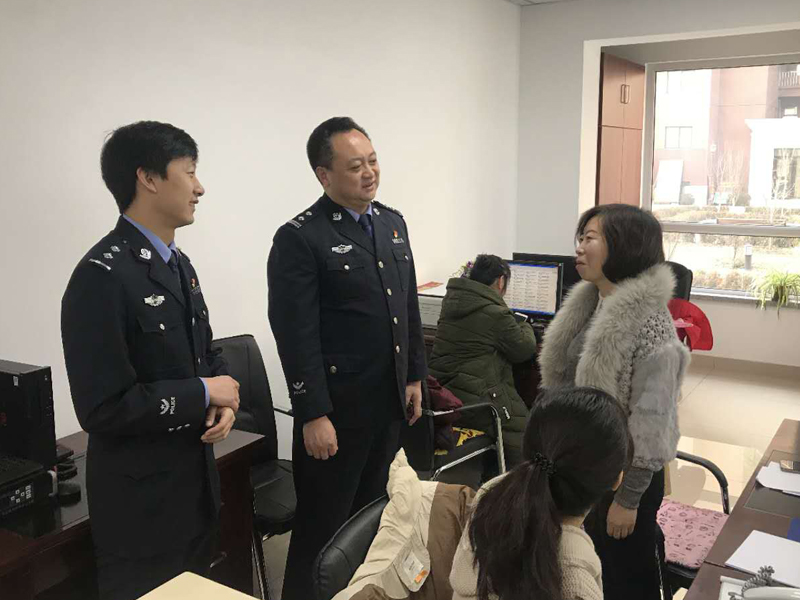 陈强（左二）在社区走访