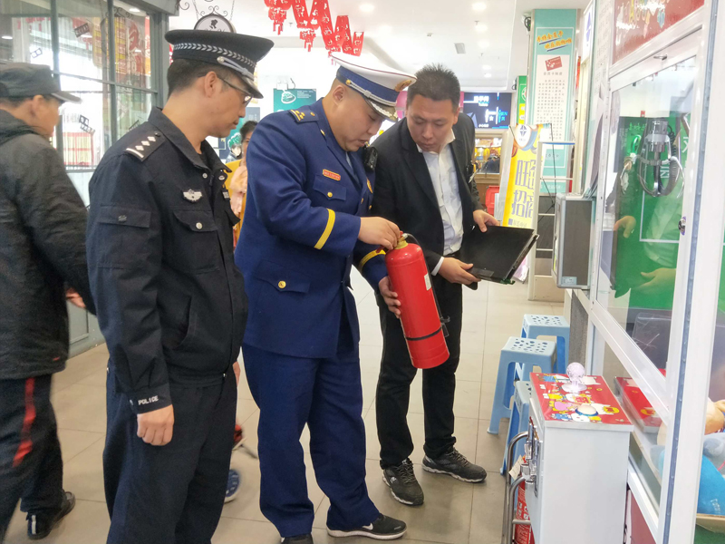 检查人员教企业负责人识别灭火器真伪