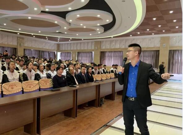 律师给学生们讲解法律知识