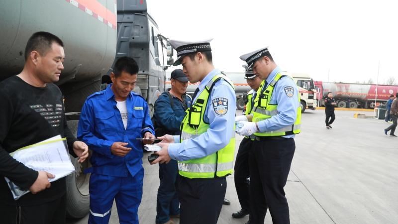 配文3：交警大队民警为运输企业司机提供服务
