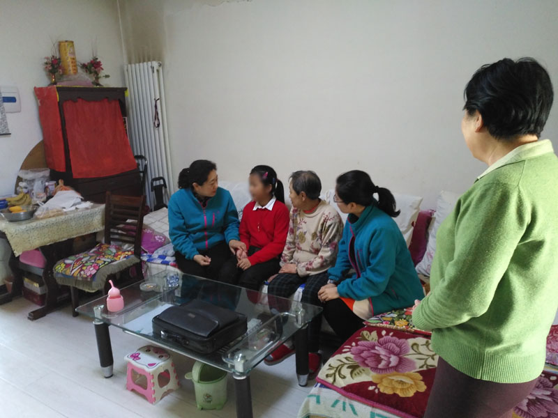 樊丽萍（左一）经常到阳阳家探望她和奶奶