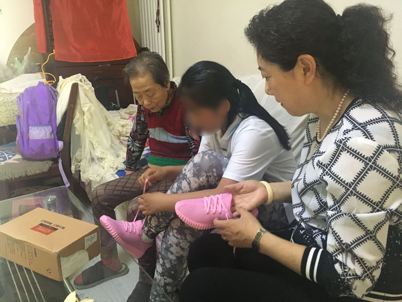今年六一节前，樊丽萍给阳阳买了一双新鞋当做节日礼物