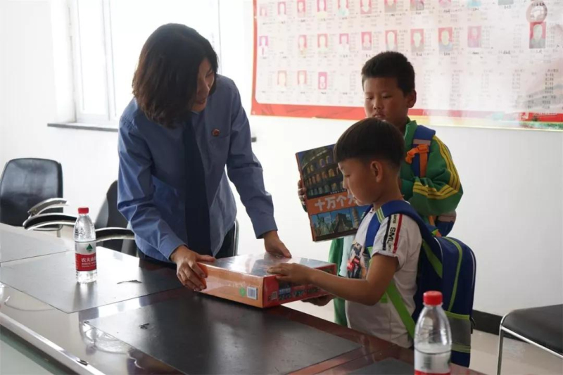 李元看望特困学生_编辑