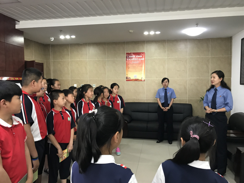 检察官带领学生参观案件管理大厅_编辑