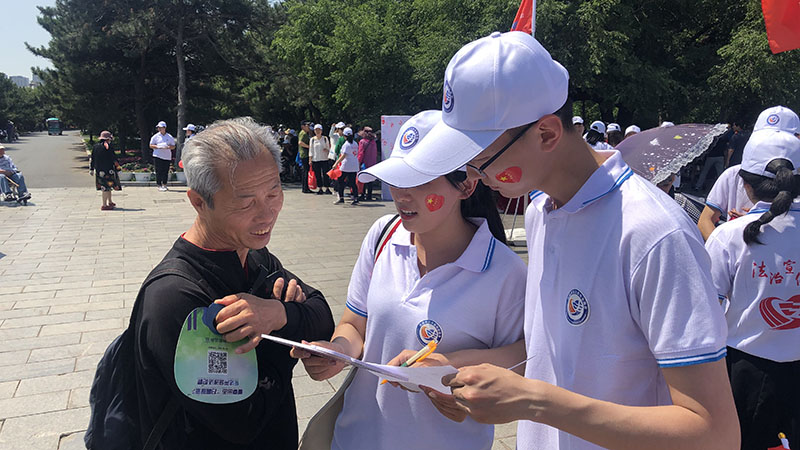 志愿者向市民发放调查问卷