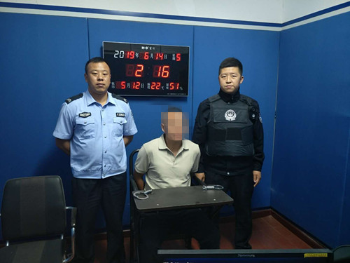 犯罪嫌疑人正在接受审讯