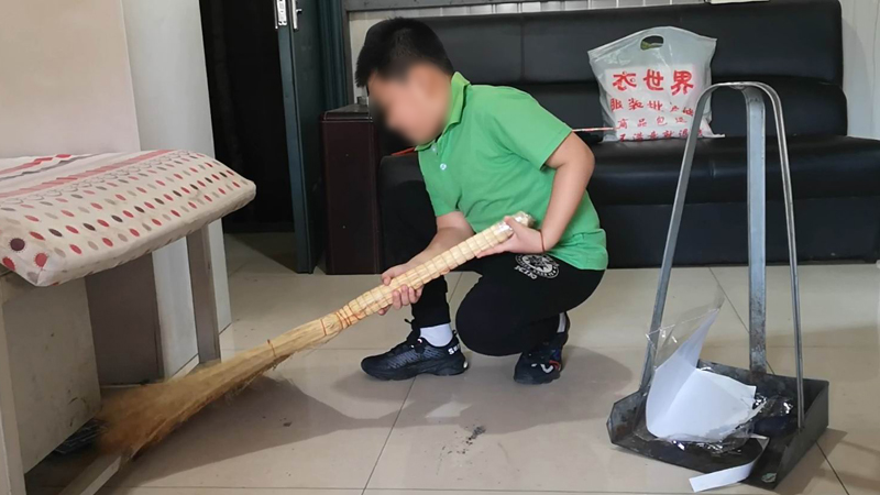 小男孩很懂事，经常帮助派出所打扫打扫卫生
