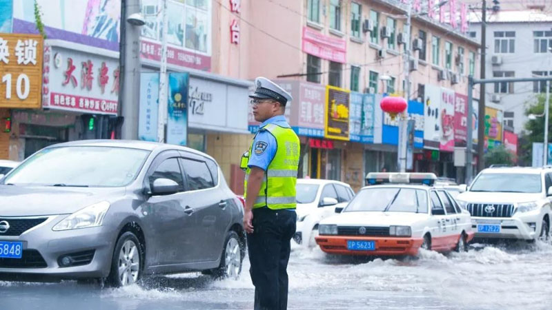 交警变“浇警”为民守平安 (2)