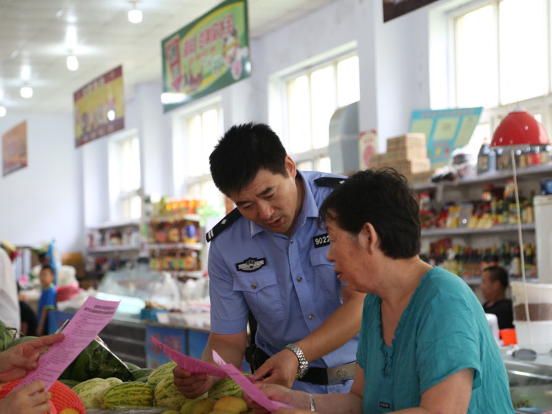 民警向群众宣传防诈骗常识