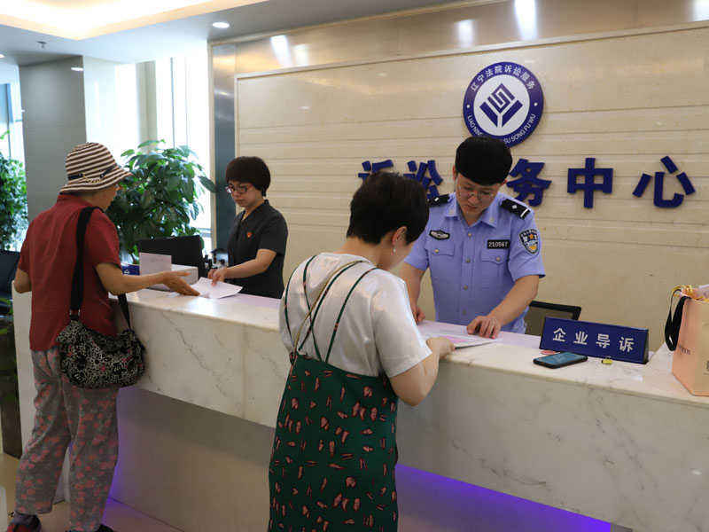 沈阳市沈河区人民法院诉讼服务中心 导诉台接待