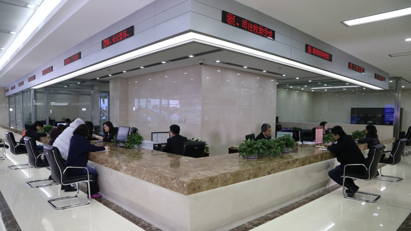 2019年 改造后的诉讼服务窗口工作情景