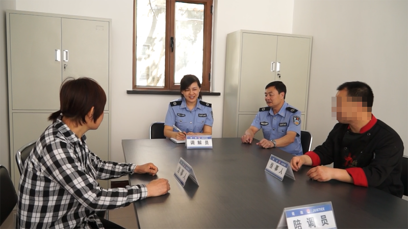调解员现场调解百姓纠纷