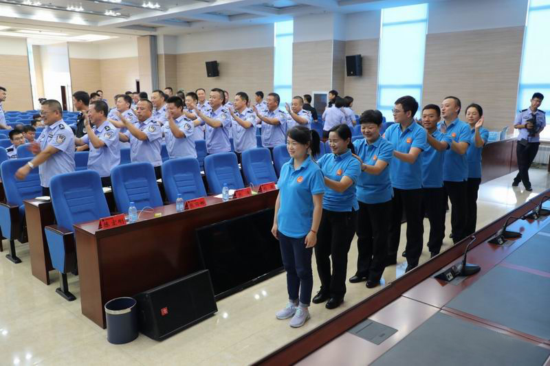 在兴城市公安局做减压“游戏”