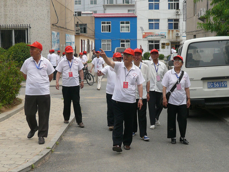 立山区深南街道老党员义务联防队在巡逻