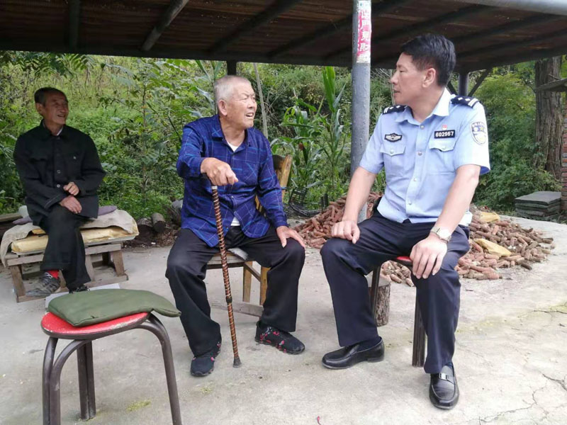 配文2：罗兴家到村民家走访