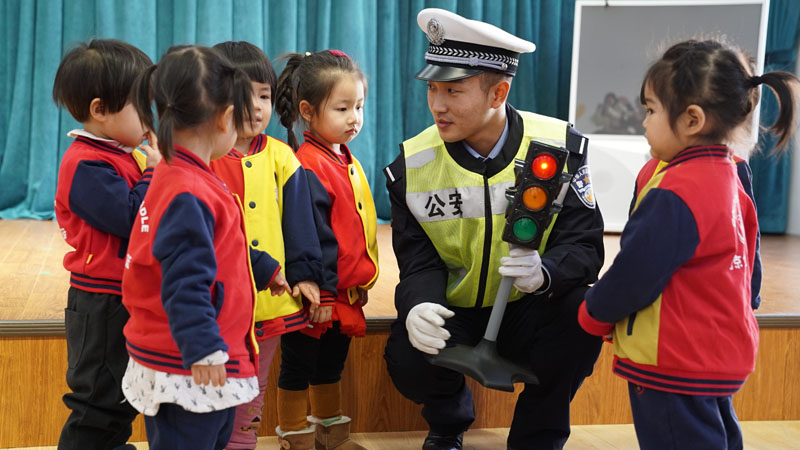 “交通安全宣传魔法箱”走进幼儿园