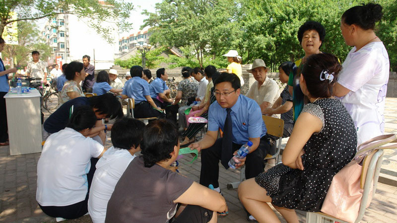 2010年6月24日，辽阳市院百名检察官走进社区