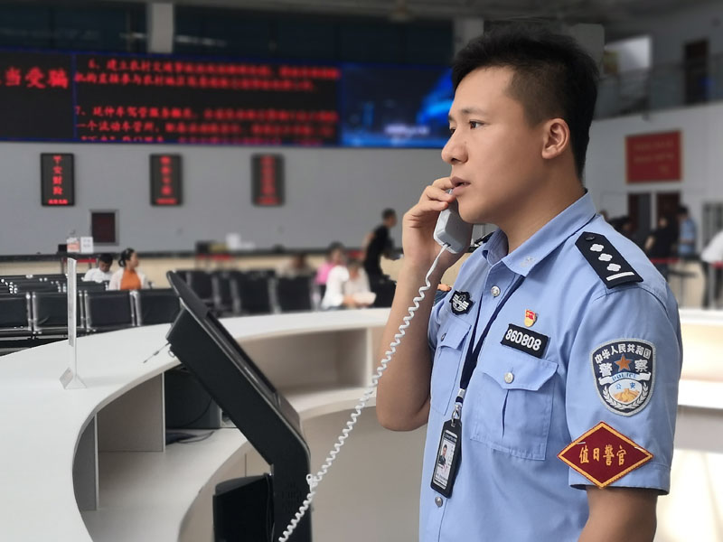 迟文龙正在接听群众电话