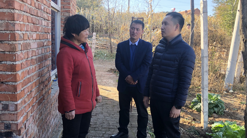 钱鸣走访贫困户