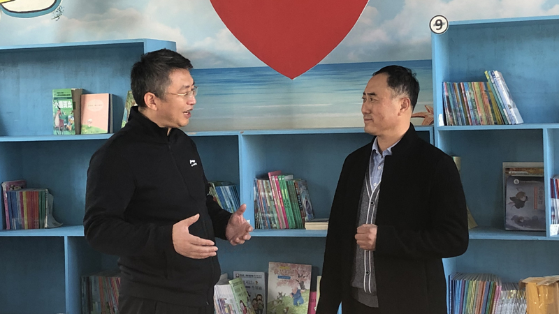 王强在“清华书屋”与镇中心小学校长交流