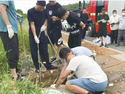 图为捞尸体现场 (3)