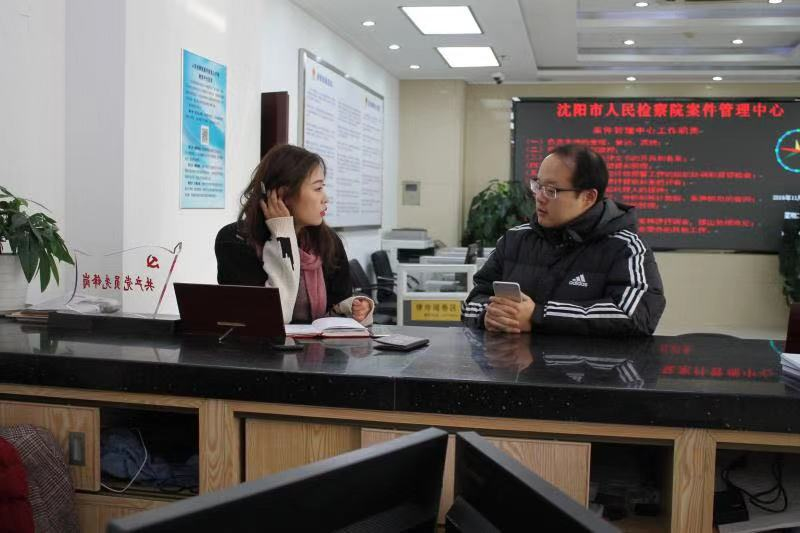 王舒哲接受记者（左一）采访