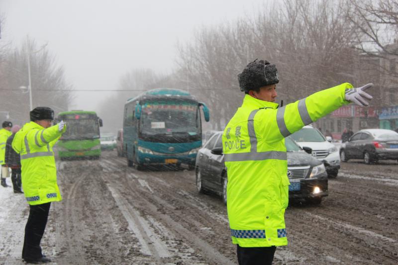 营口交警支队 (1)：雪中指挥交通