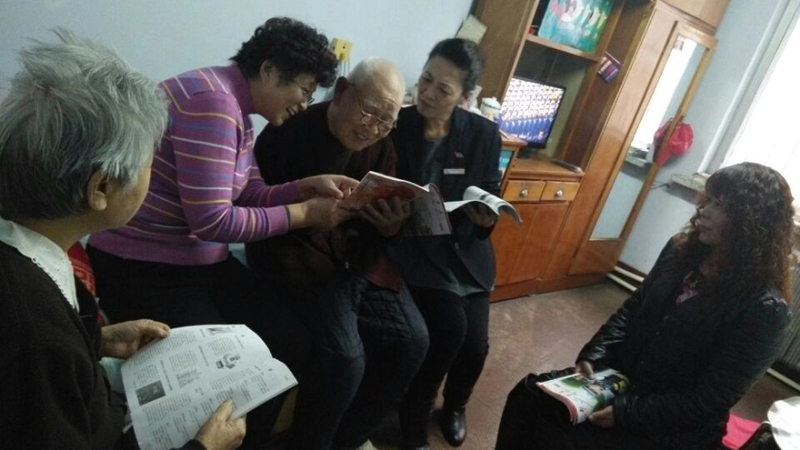 学习型网格党支部书记马金茹（左二）家庭党课宣讲团到居民家中宣讲