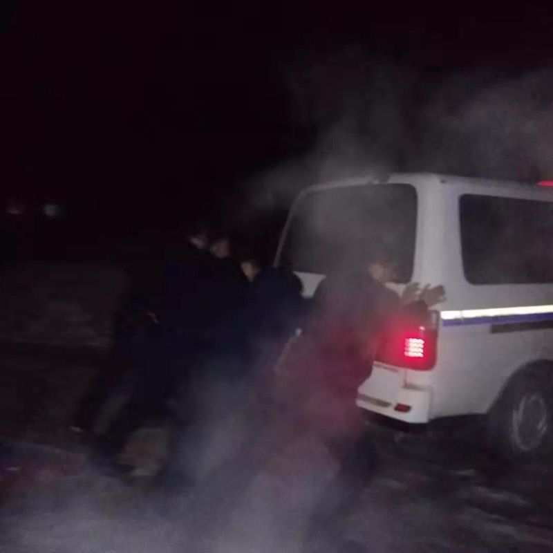 路滑，干警下车推车