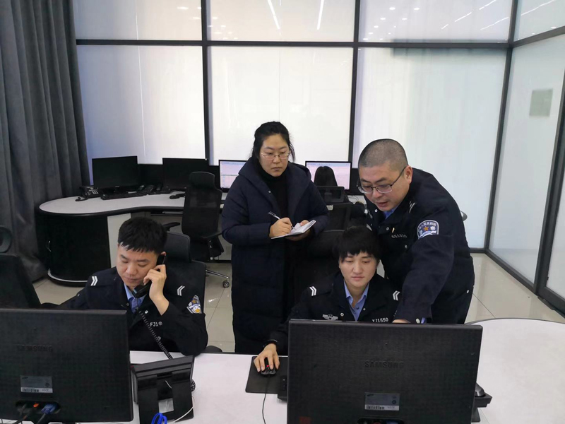 记者(左二)在指挥中心调度科采访
