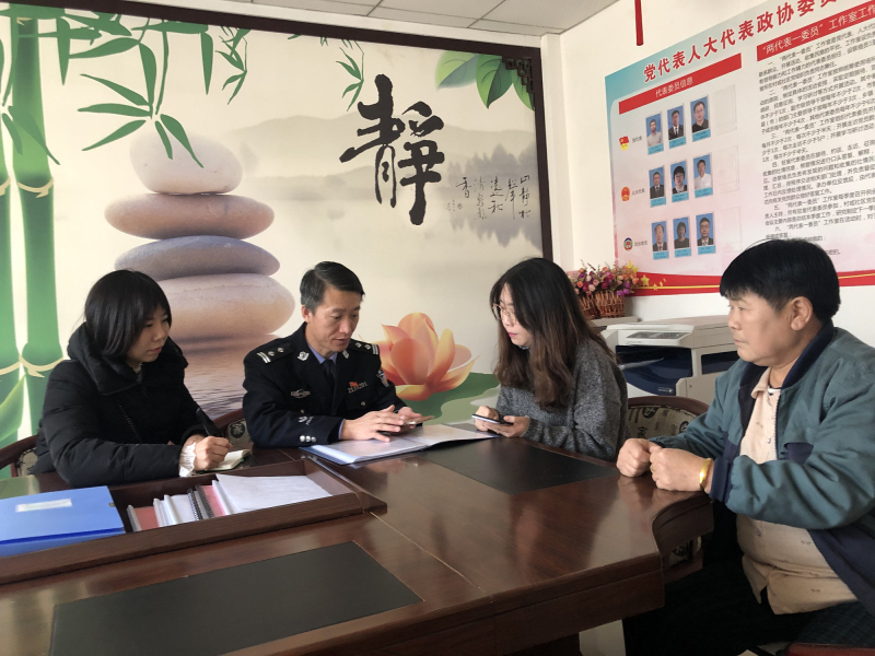 记者（左一）陪同王晖所长（左二）为百姓解答法律问题_编辑