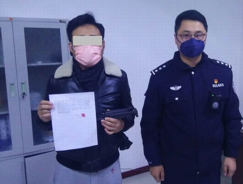 李某某写下保证书（左）