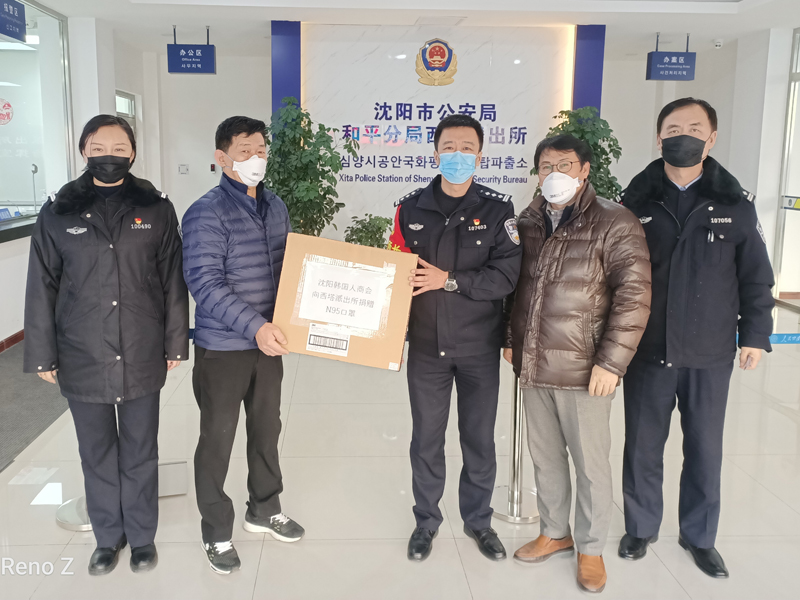 辖区的外国友人通过韩商会购买一箱N95口罩送到派出所，表达对警务工作站的感谢之情