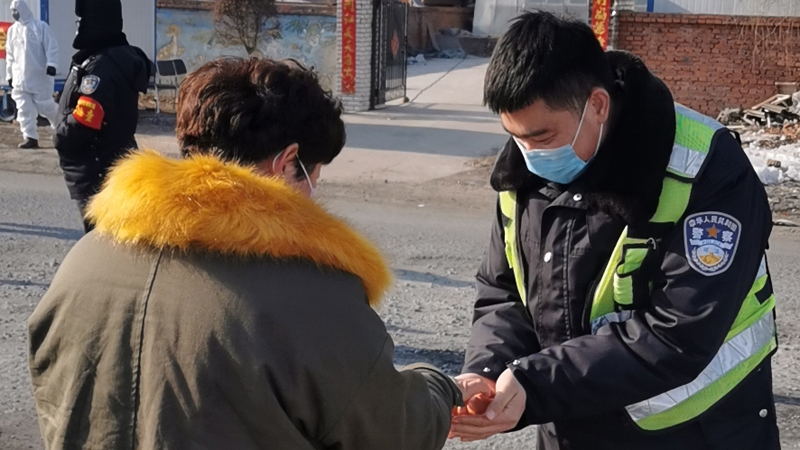 送民警热乎煮鸡蛋
